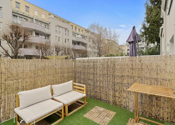 Апартаменти Fast Wifi - 3 Min Walk To Metro - On-site Parking For 19,90 Eur